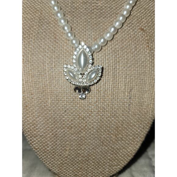 Faux Pearl with Leaf Pendant - Picture 4 of 4